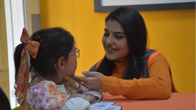 Lösemiyi yenip farkındalık çalışmalarına katılan genç kadın hastalara 