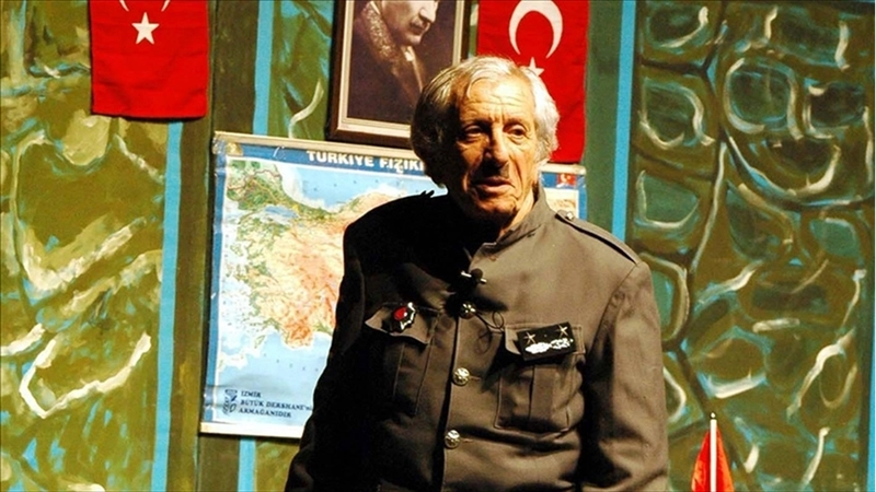 Geleneksel Türk temaşa sanatının usta oyuncusu: Nejat Uygur