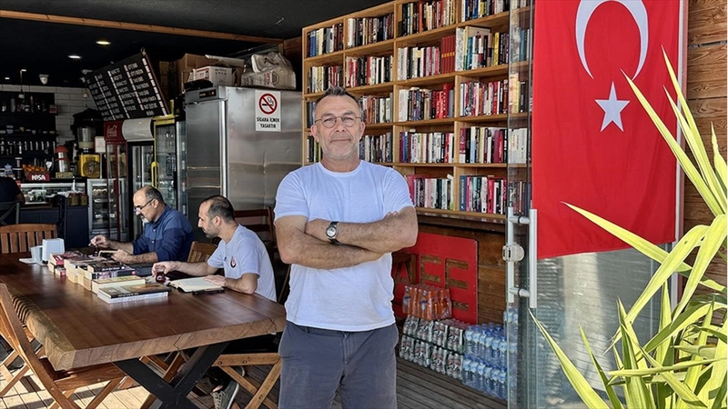 Bodrumlu esnaf kafeteryasında oluşturduğu kitaplıkla müşterilerini okumaya teşvik ediyor