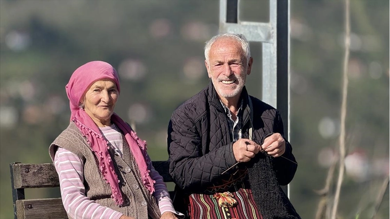 Keçi kılından 64 yıldır çorap örüyor