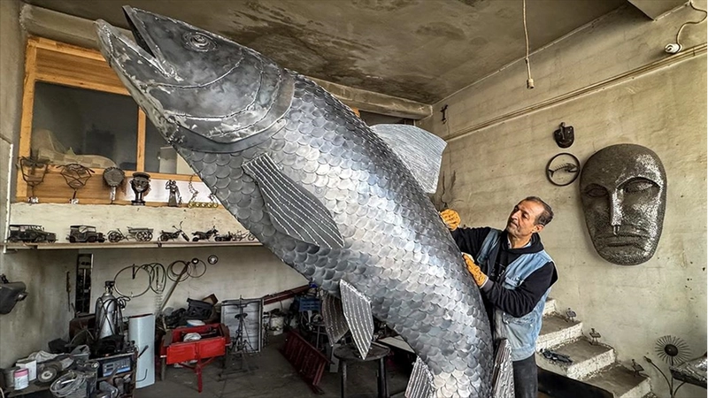 İranlı heykeltıraş 350 kilogramlık hurda demirden 