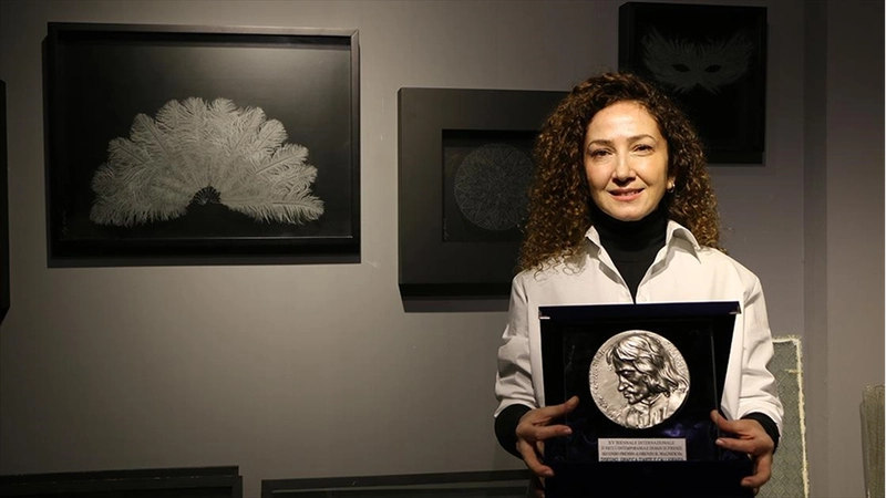 Tuval gibi kullandığı camı sabırla işleyip sanat eserine dönüştürüyor