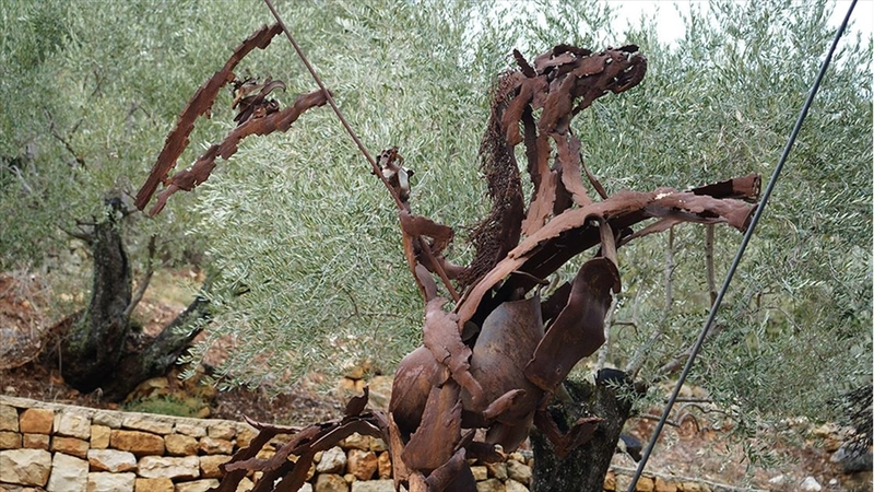 Lübnanlı sanatçı Nassar, şarapnel ve savaş kalıntılarını 