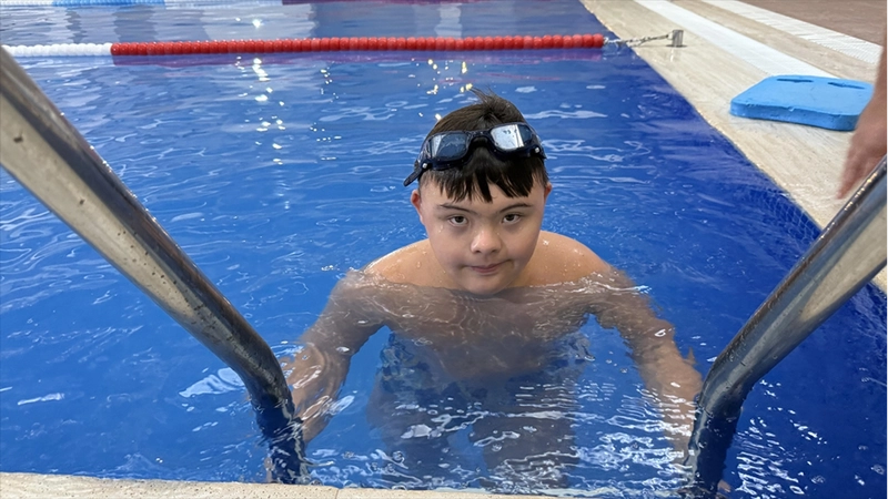 Down sendromlu Kayra, 6 yıldır mutluluğa kulaç atıyor