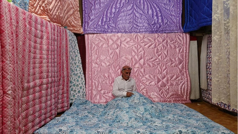 Trabzonlu yorgancı Mehmet usta, mesleğini 60 yıldır aynı dükkanda sürdürüyor