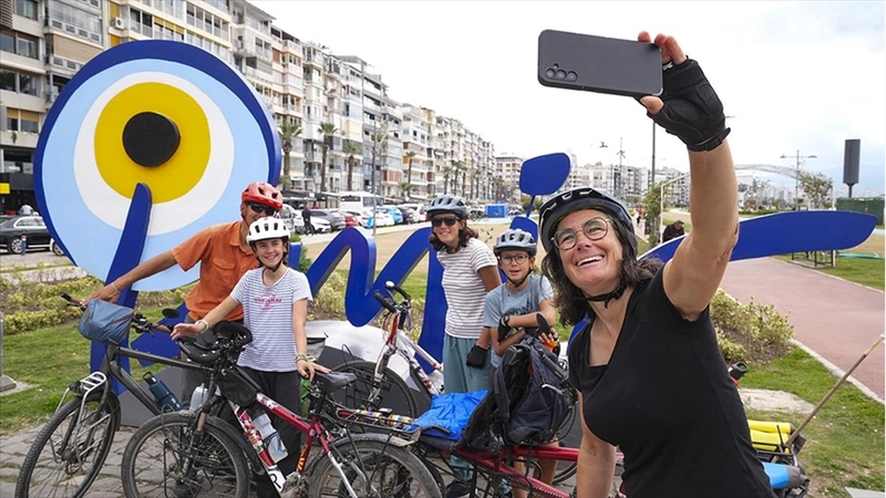 Bisikletle dünya turuna çıkan Fransız ailenin durağı İzmir oldu