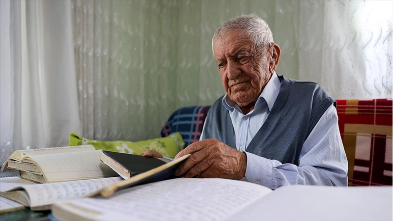 Kendi çabasıyla okuma yazma öğrenen 89 yaşındaki şair, şiir tutkusundan vazgeçmiyor