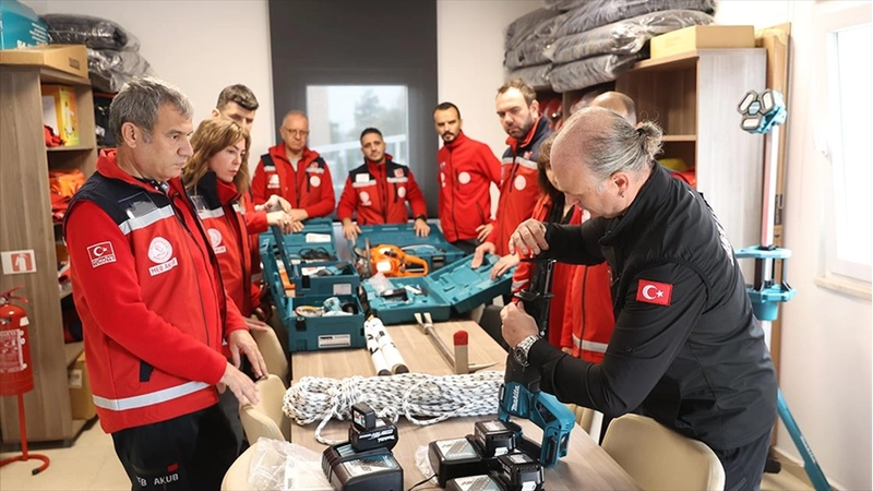 Öğretmenler olası afetlerde hayat kurtarmaya hazırlanıyor