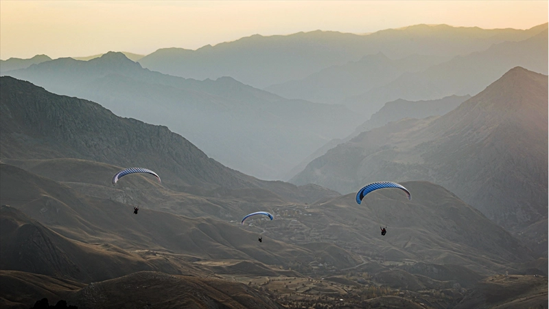 Hakkari semaları yamaç paraşütüyle renkleniyor