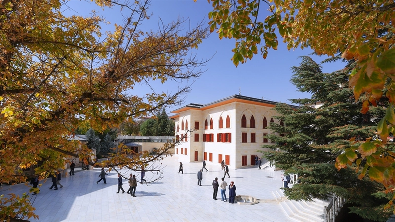 Somuncu Baba Külliyesi sonbahar renklerine büründü