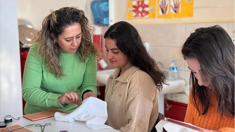 Ebelik öğrencileri el becerilerini dikiş nakışla geliştiriyor