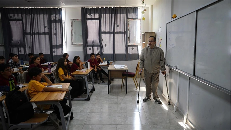 Yanlış iğneyle engelli kalan Veli öğretmen 22 yıldır azmiyle öğrencilerine örnek oluyor