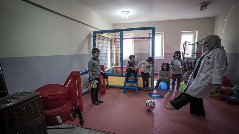 Nagehan öğretmen, kırsaldaki okulda 13 öğrencisi için kömürlüğü oyun atölyesine çevirdi