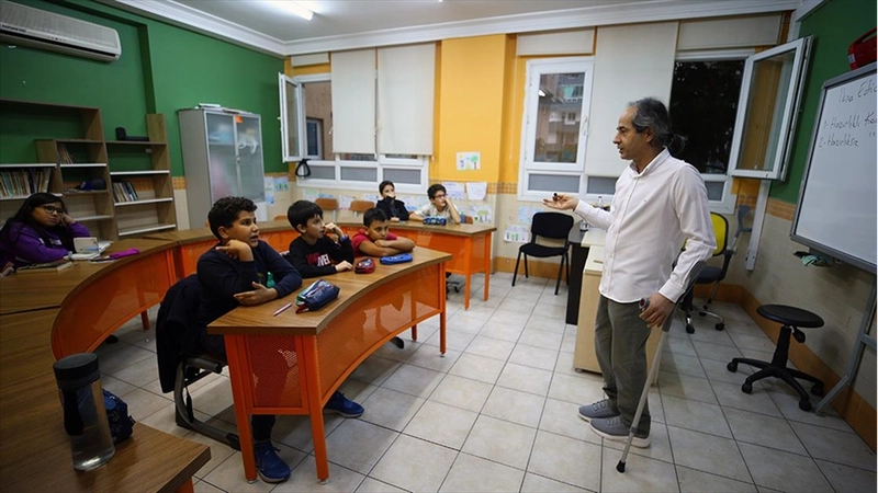 Koltuk değnekli Mustafa öğretmen özel yetenekli öğrencileri geleceğe hazırlıyor