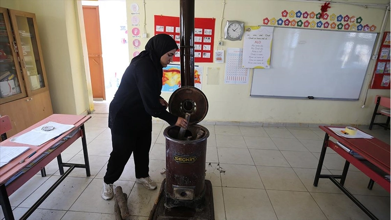 Dağ köyünün fedakar öğretmeni soba yakarak ısıttığı sınıfta öğrencileri geleceğe hazırlıyor