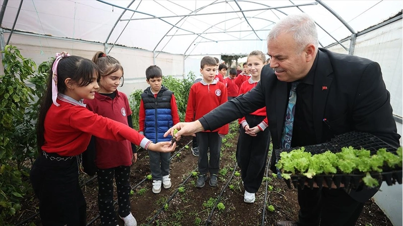 İbrahim öğretmen öğrencilere çevre dostu projelerle ilham veriyor