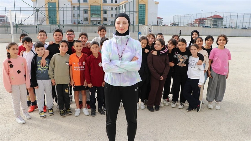 Ahsen öğretmen tekvandodaki şampiyonluklarıyla öğrencilerine örnek oluyor