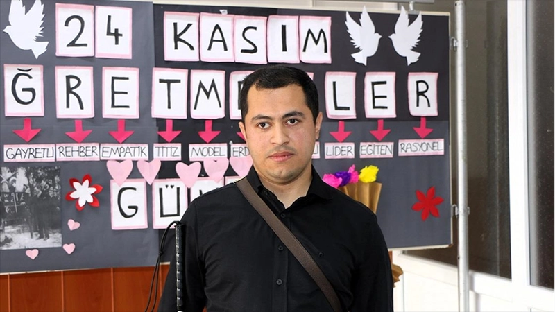 Karanlık dünyasını edebiyatla aydınlatan öğretmen, öğrencilerine ilham oluyor