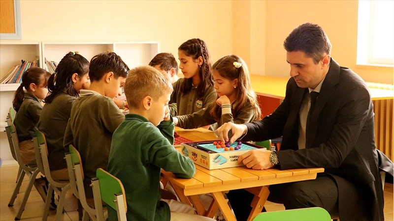 Doğuş öğretmen, öğrencilerini akıl ve zeka oyunlarıyla ekrandan uzak tutuyor