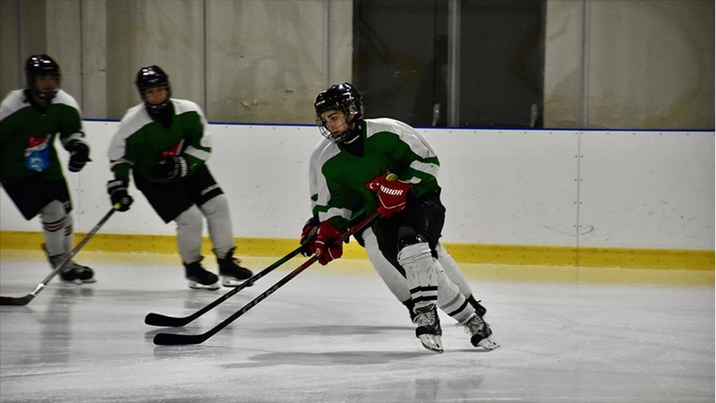 Şampiyon buz hokeyci Nil