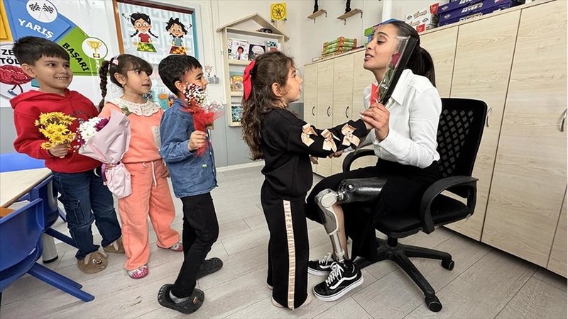 Protezle ayağa kalkan depremzede Sena öğretmen 24 Kasım Öğretmenler Günü
