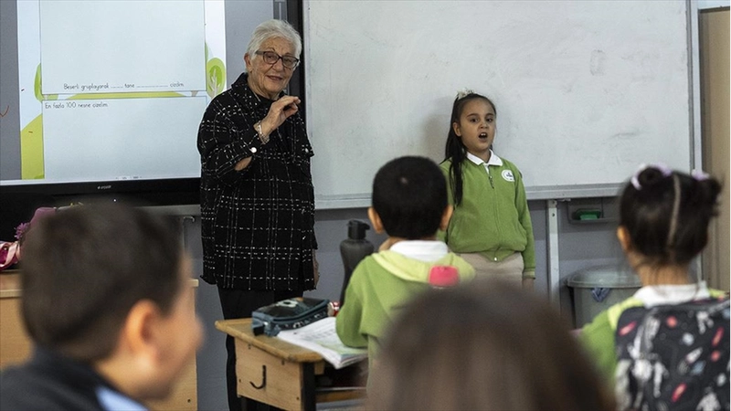 Emekliye ayrılan öğretmen 36 yıl sonra eski okulunda tahta karşısına geçti