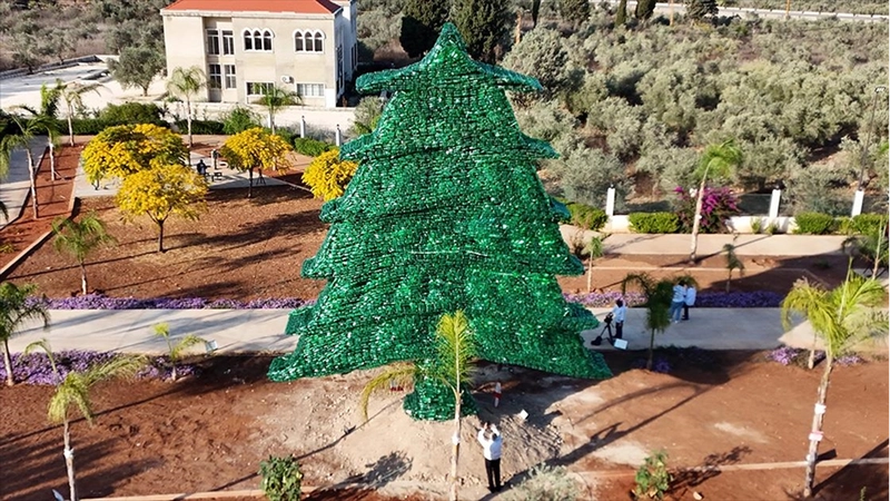 Lübnanlı Chaptini, dünyanın en büyük plastik sedir ağacıyla Guinness Rekorlar Kitabı