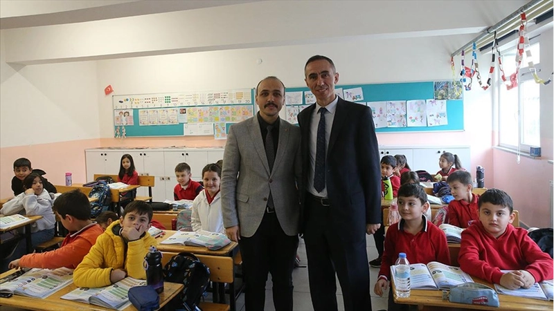 Sınıf öğretmeni meslektaşı olan eski öğrencisiyle aynı okulda görev yapıyor
