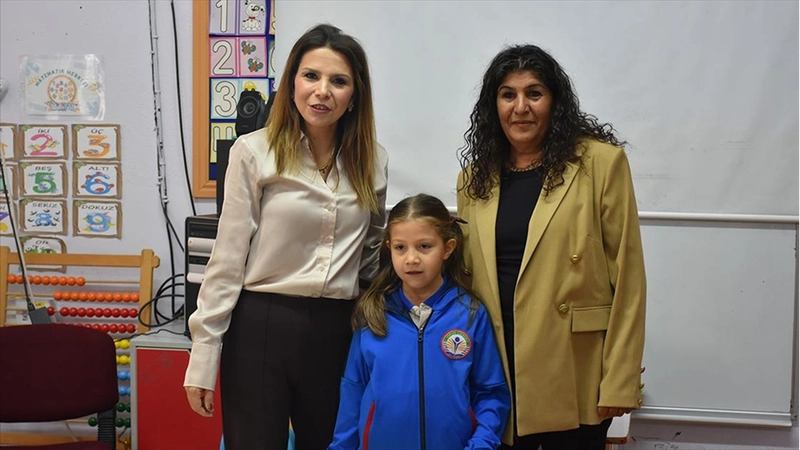 Öğretmen anne ile kızı aynı okulda öğrencileri geleceğe hazırlıyor