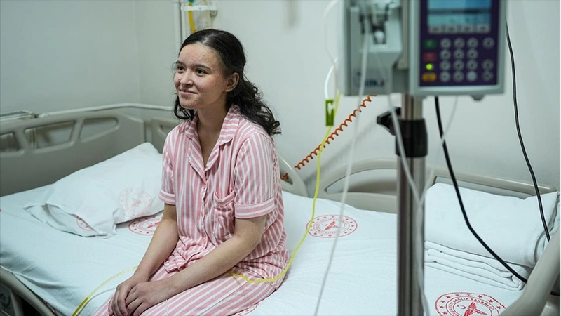 Organ nakli bekleyen genç hastane odasında umudunu koruyor