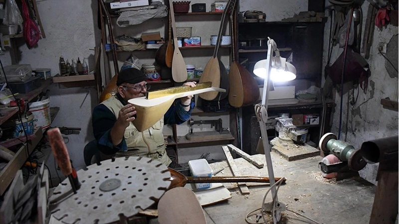 Emekli öğretmen bağlamayı hem çalıyor hem üretiyor