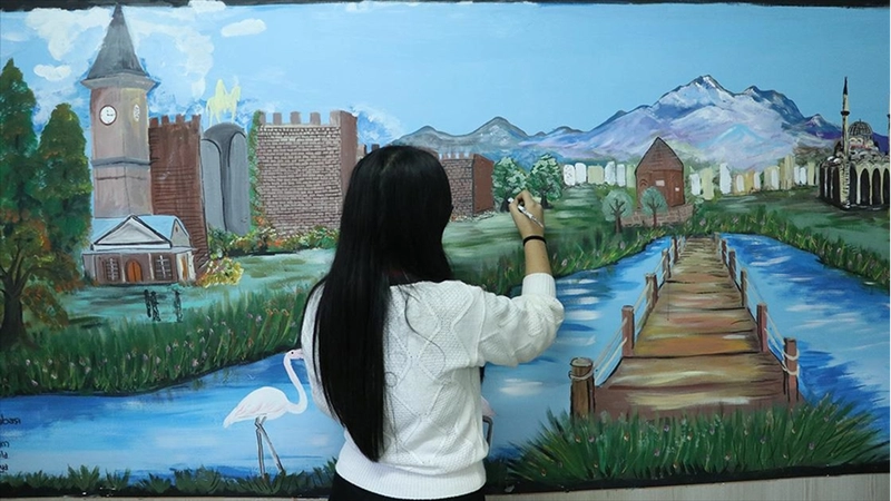 Lise öğrencileri okul koridorlarını çizdikleri resimlerle sanat sokağına çevirdi