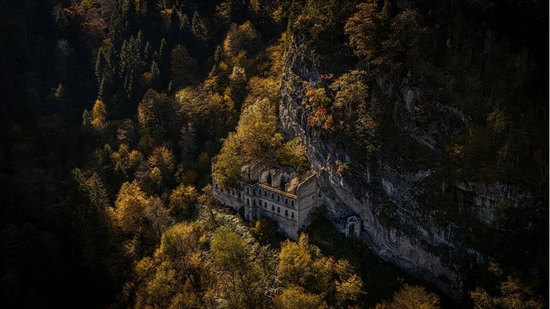 Tarihi Sümela ile Vazelon manastırları sonbaharın tonlarıyla renklendi