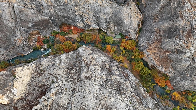 Tohma Kanyonu sonbaharda renk cümbüşüne büründü