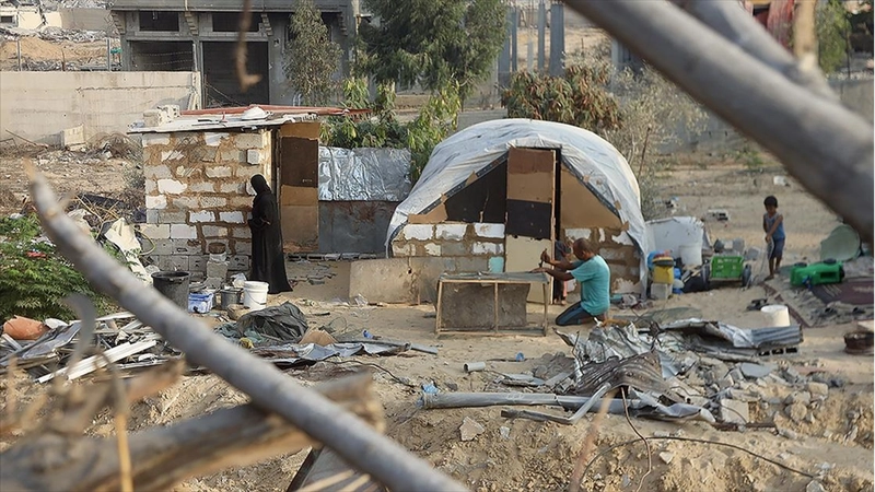 Gazzeliler, enkazlardan çıkardıkları malzemelerle İsrail’in yıktıklarını yeniden inşa ediyor