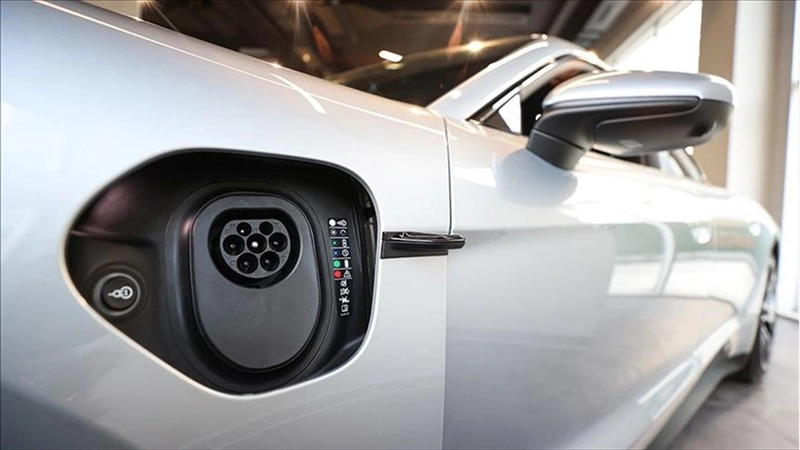 Geleneksel motorlu araç satışları düşerken, elektrikliyle hibritler vites yükseltiyor