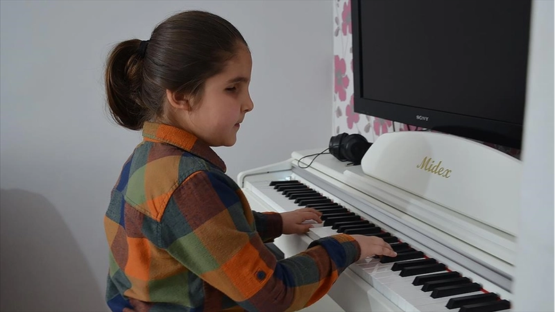 Görme engelli 8 yaşındaki Çınar piyano notalarıyla dünyasını aydınlatıyor