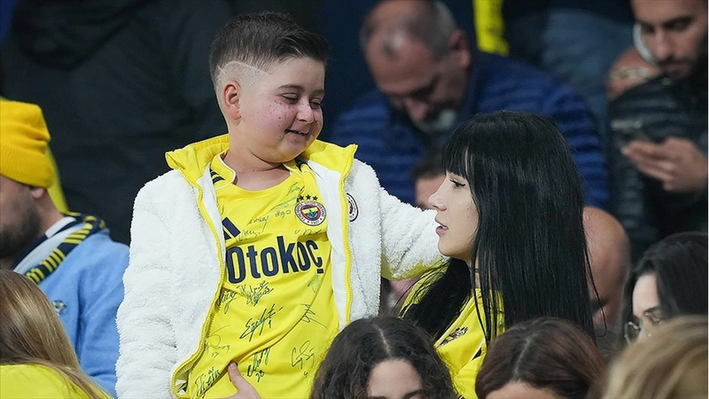 Lösemi hastası küçük Fenerbahçe taraftarının derbi izleme hayali gerçek oldu