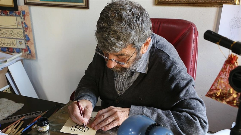 Emekliliğinden sonra öğrendiği hat sanatında yeni ustalar yetiştiriyor