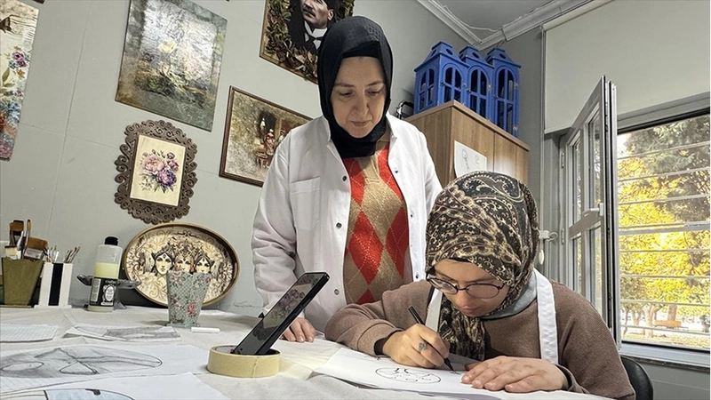 Görme engelli Zeynep resim yaparak hayata tutunuyor
