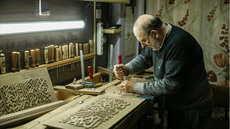 Ailesinin 100 yıldır yaptığı oymacılık bitmesin diye mesleği evinin kilerinde sürdürüyor