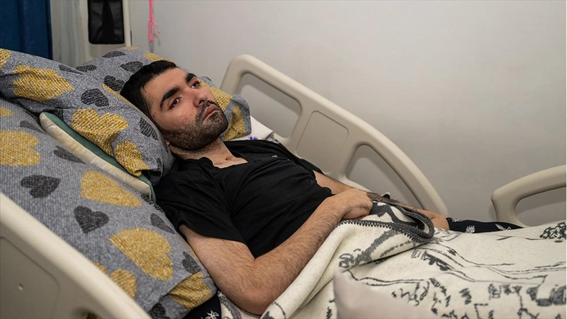 Trafik kazasında yatağa bağımlı hale gelen genç için tedavi umudu sürüyor