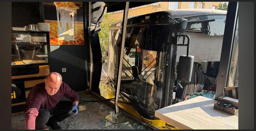 İETT otobüsü börekçiye girdi! Üsküdar