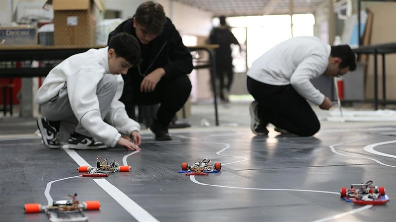 Otonom robotla Avrupa üçüncüsü olan meslek liseliler gözünü zirveye dikti