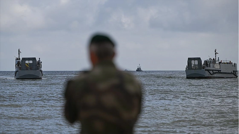 Fransa Donanması, nükleer denizaltıların konuşlu olduğu üssün üzerinde uçan İHA’lara ateş açtı