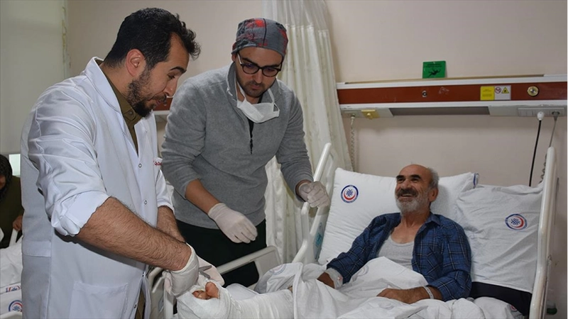 İki hastanın bacaklarından alınan kemik ve deri içeren dokular el ve ayağa nakledildi