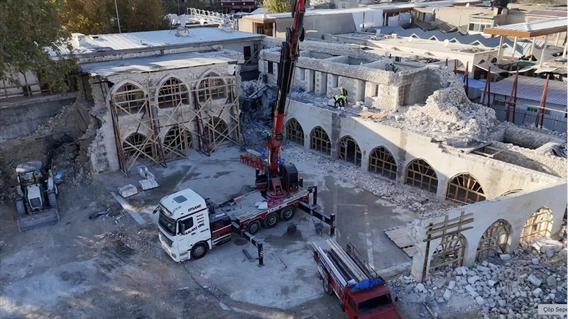 Depremlerde yıkılan tarihi Tuz Hanı yeniden ayağa kaldırılıyor