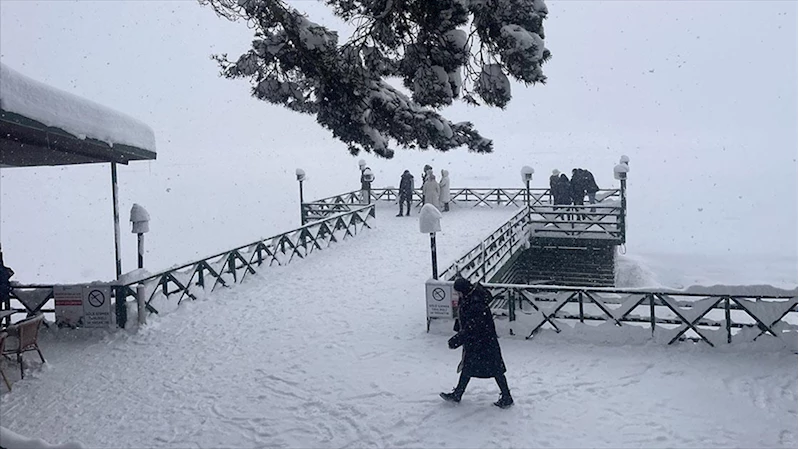 Beyaza bürünen Abant karın tadını çıkarmak isteyenleri ağırlıyor