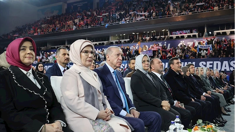 Emine Erdoğan: Yeni yönetimde bayrağı devralan kıymetli dava arkadaşlarımıza başarılar diliyorum