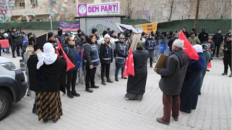 Vanlı aileler, DEM Parti İl Başkanlığı önündeki eylemlerini sürdürdü